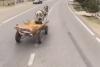 Un bărbat a pus viața mai multor șoferi în pericol: Circula haotic cu căruța, pe un drum național din Târgoviște 914250