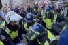 Violențe în fața Downing Street: Manifestanții au aruncat rachete de semnalizare în reședința premierului și s-au bătut cu poliția 915369