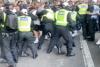 Violențe în fața Downing Street: Manifestanții au aruncat rachete de semnalizare în reședința premierului și s-au bătut cu poliția 915374