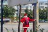 „Moș Crăciun” pe role, pe străzile din Iași. Un tânăr s-a costumat și a ieșit la plimbare în plină caniculă 915485
