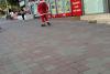 „Moș Crăciun” pe role, pe străzile din Iași. Un tânăr s-a costumat și a ieșit la plimbare în plină caniculă 915486