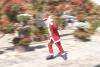 „Moș Crăciun” pe role, pe străzile din Iași. Un tânăr s-a costumat și a ieșit la plimbare în plină caniculă 915488
