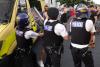 Proteste violente în Londra, după atacul cu cuțitul. Peste 100 de persoane arestate, un băiat de 17 ani acuzat de uciderea a trei fete 915393