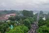 Zeci de mii de oameni din Bangladesh sărbătoresc în stradă demisia premierului fugit cu elicopterul în India 916101