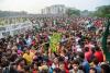 Zeci de mii de oameni din Bangladesh sărbătoresc în stradă demisia premierului fugit cu elicopterul în India 916102