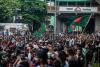 Zeci de mii de oameni din Bangladesh sărbătoresc în stradă demisia premierului fugit cu elicopterul în India 916103