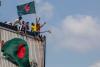 Zeci de mii de oameni din Bangladesh sărbătoresc în stradă demisia premierului fugit cu elicopterul în India 916105