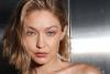 Gigi Hadid a defilat pe podium îmbrăcată în bandă adezivă folosită la colete. Imagini cu supermodelul în „rochia mini” galbenă 926194